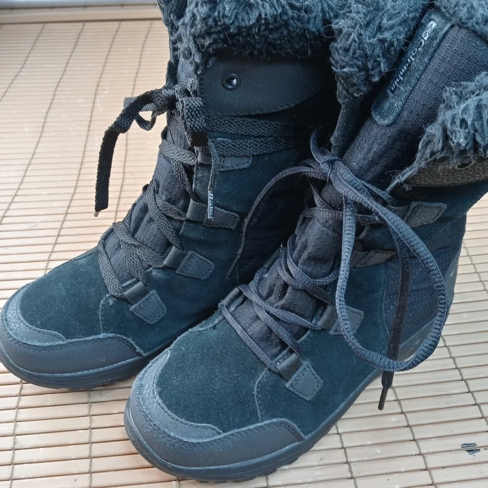 Columbia women's black suede faux fur waterproof lace up winter boots. Sz 6M. 16